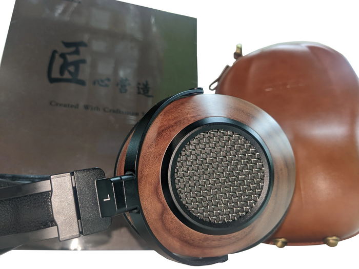 Sivga SV023 wooden headphones with stylish design and leather carrying case on display.